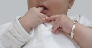 Trẻ em có nên đeo trang sức không? Tác dụng và mối nguy hại