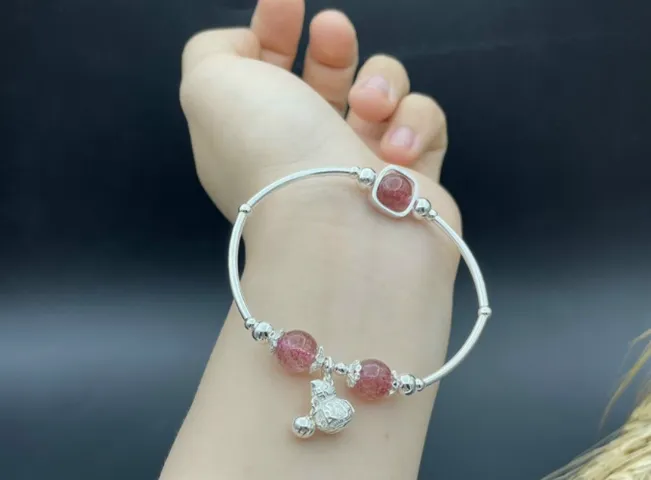 Hướng Dẫn Chọn Mua Vòng Charm Bạc Phù Hợp với Phong Cách Cá Nhân