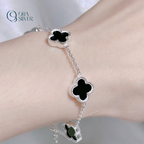 Vòng Cỏ Bốn Lá Đen: Nguồn gốc, Đặc điểm và Giá trị Thẩm mỹ